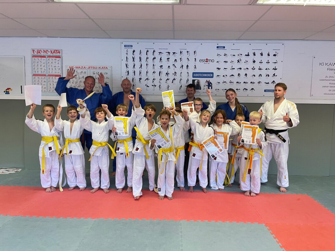 Judoka’s van Zeemacht vieren samen hun resultaat