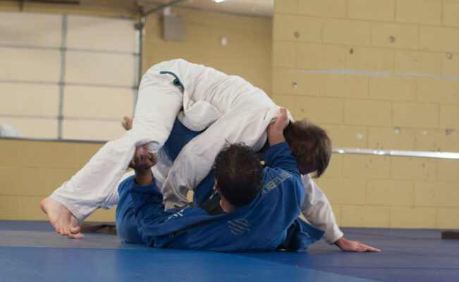 Twee judoka’s oefenen een worp